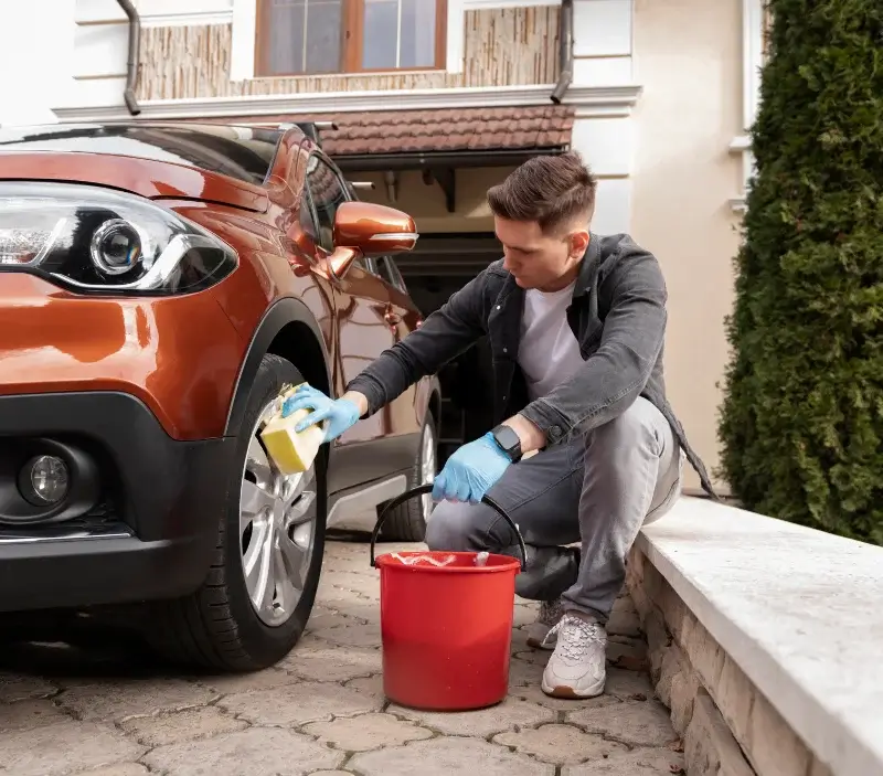 Lavage auto à domicile Leigné-les-Bois : professionnel intervenant sur un véhicule